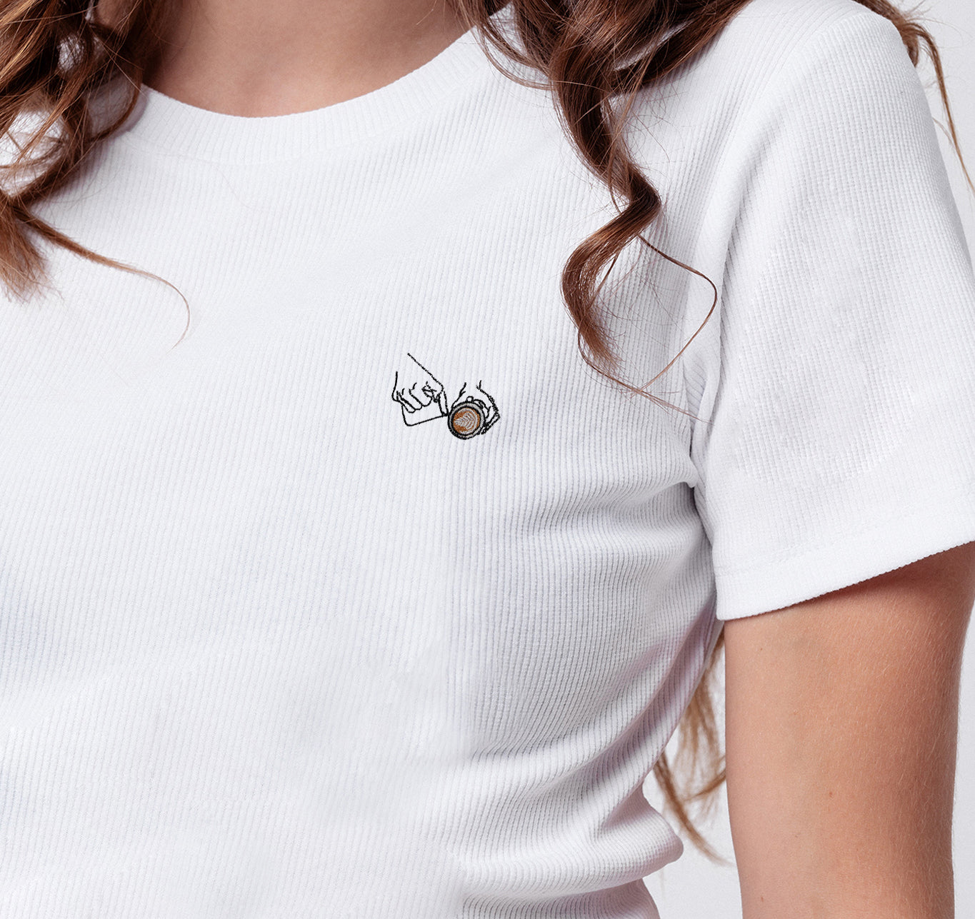 Latte Art | Besticktes Bio Baumwoll Cropped T-Shirt