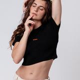 Spritz Signature | Besticktes Bio Baumwoll Cropped T-Shirt