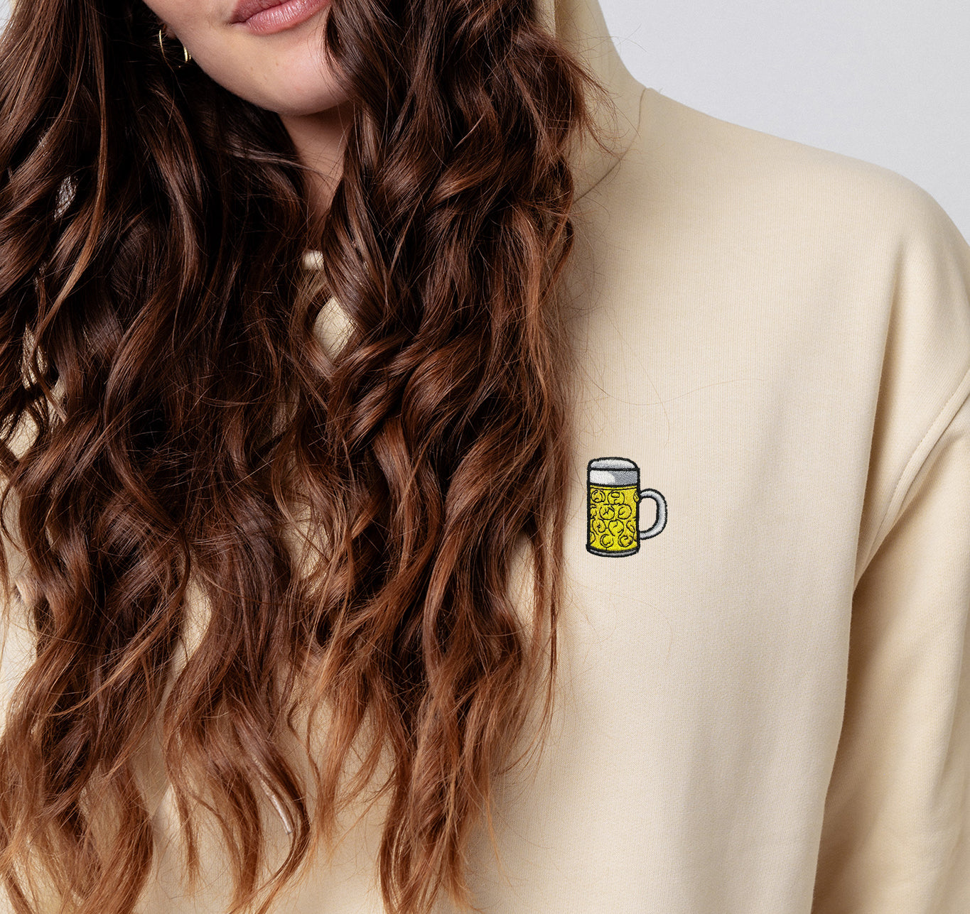 Maßkrug | Bestickter Bio-Baumwoll Unisex Hoodie