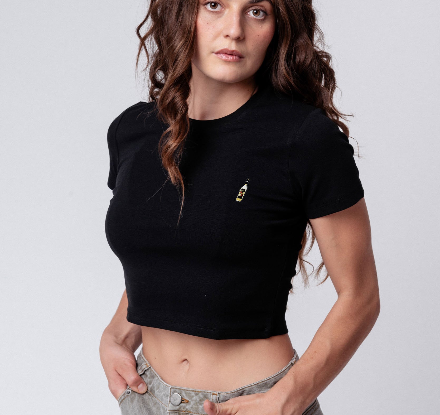 Kirschwasser | Besticktes Bio Baumwoll Cropped T-Shirt