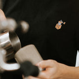 Kaffeemühle | Besticktes Bio Baumwoll Frauen T-Shirt