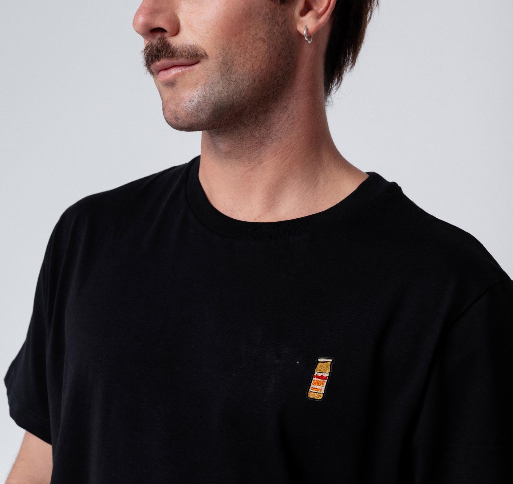 Voelkel Ingwer Shot | Besticktes Bio Baumwoll Unisex T-Shirt