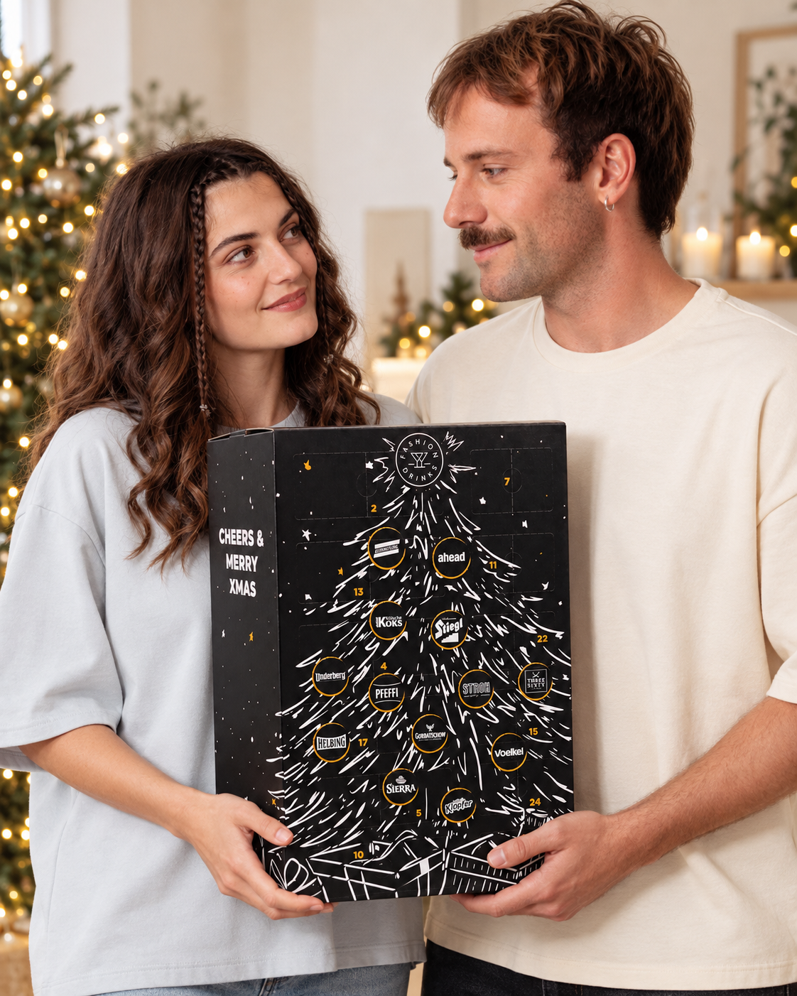 Unsere Models überreichen den Fashion Drinks® Adventskalender 2026 als Geschenk