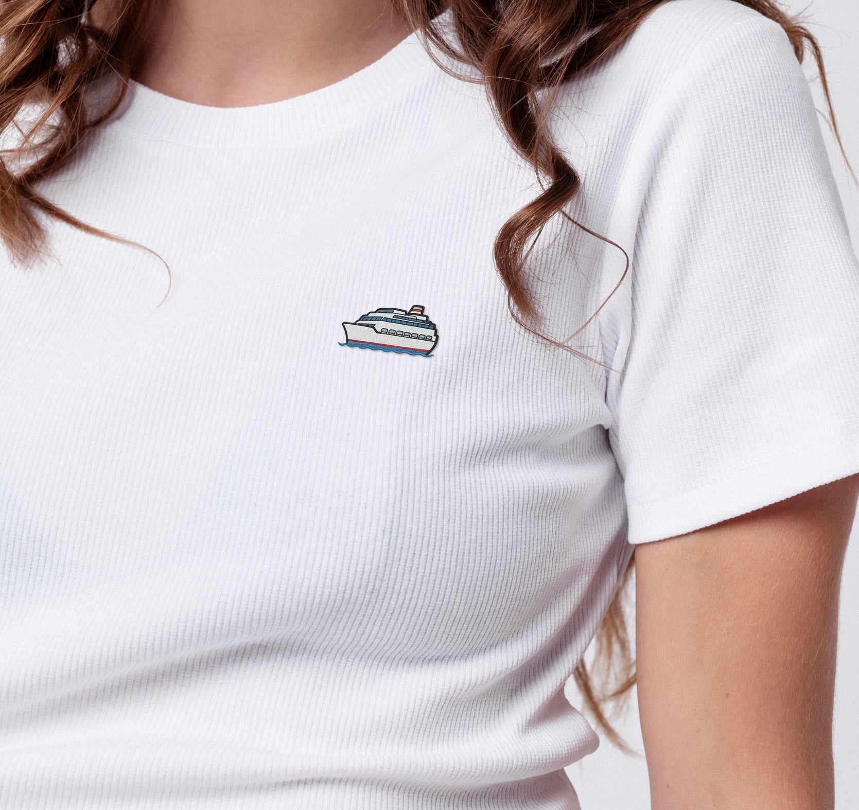 Kreuzfahrtschiff | Besticktes Bio Baumwoll Cropped T-Shirt