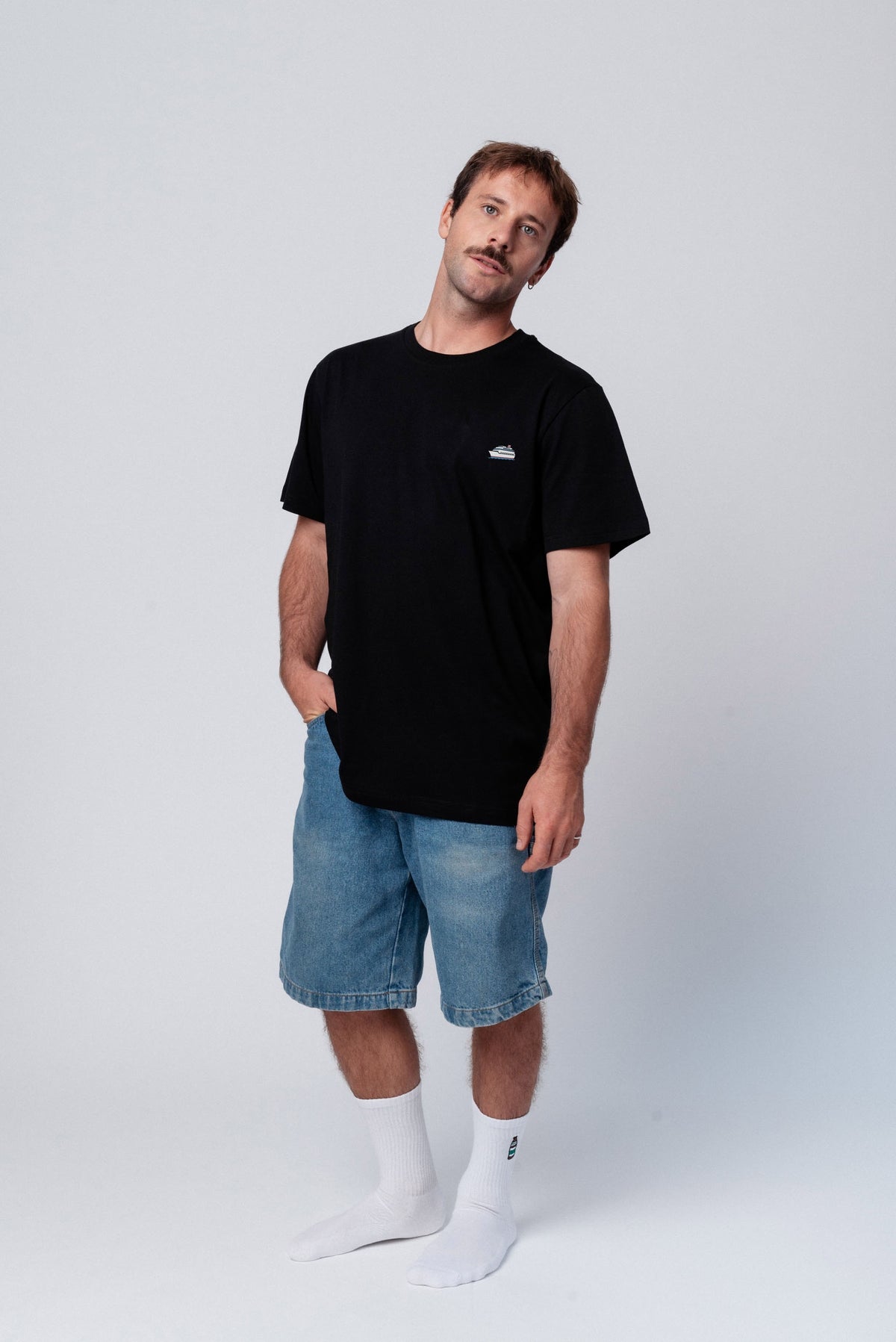 Kreuzfahrtschiff | Besticktes Bio Baumwoll Unisex T-Shirt