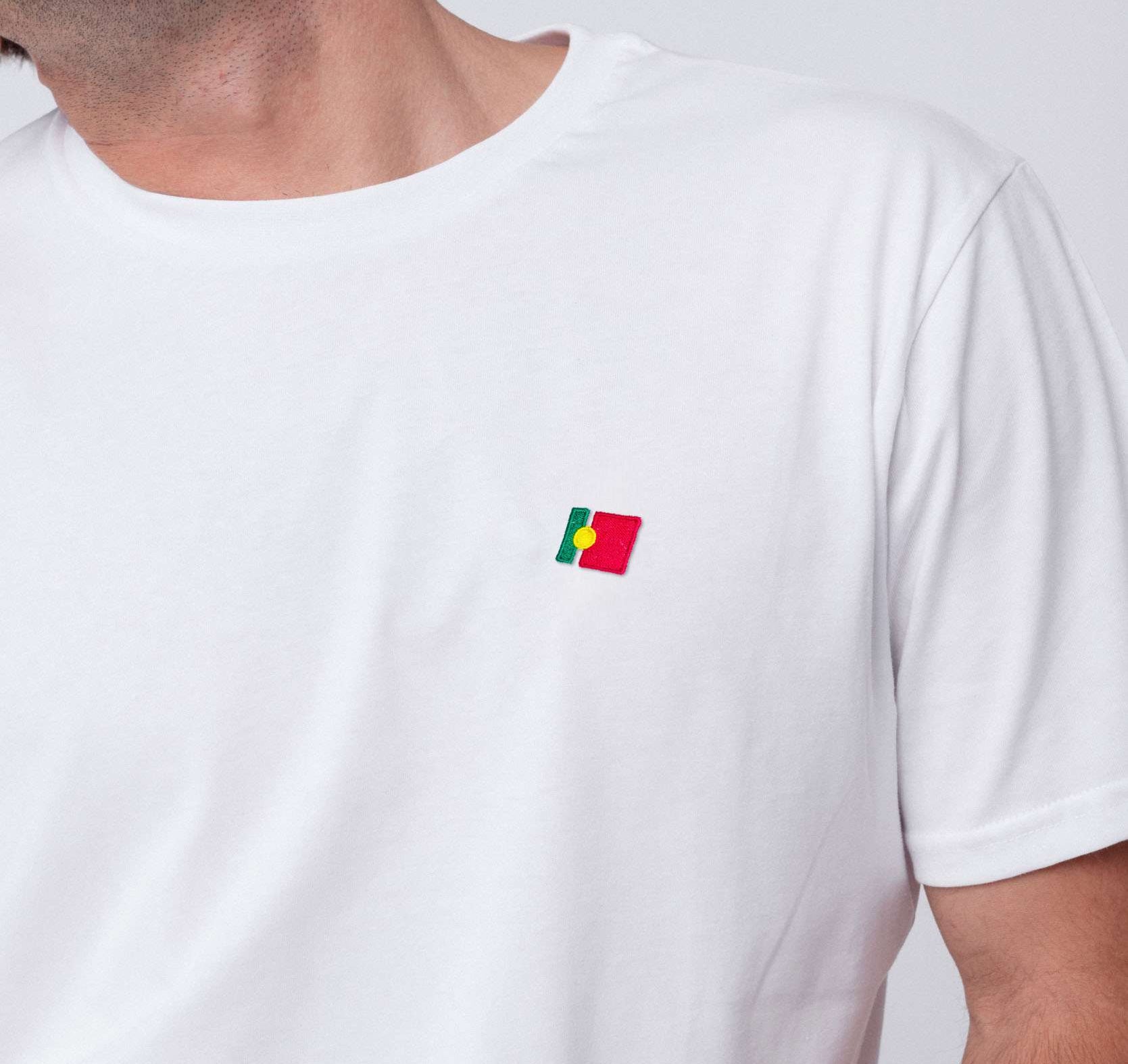 Portugal | Minimal Flag – Besticktes Bio-Baumwoll Fan Shirt