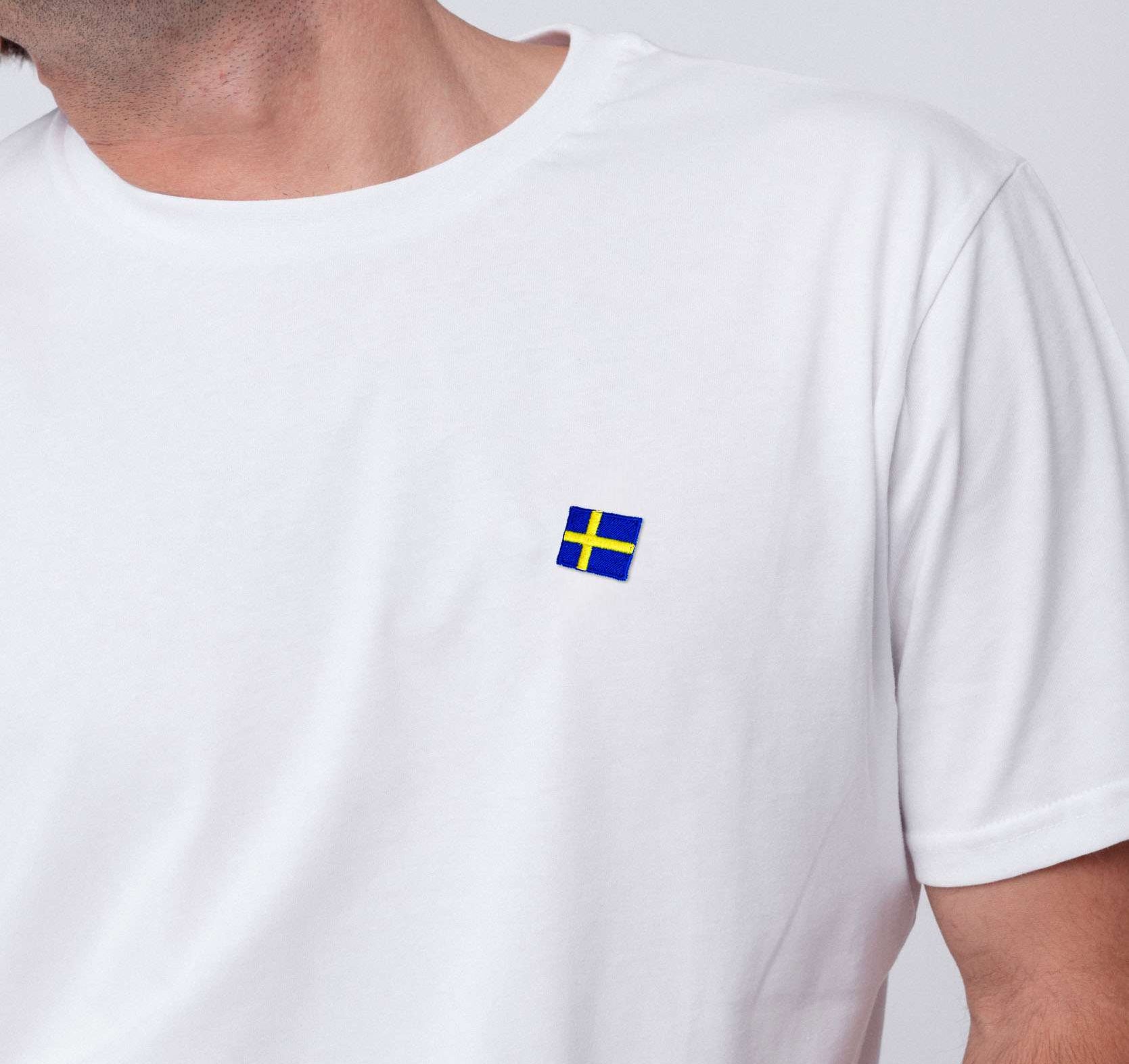 Schweden | Minimal Flag – Besticktes Bio-Baumwoll Fan Shirt